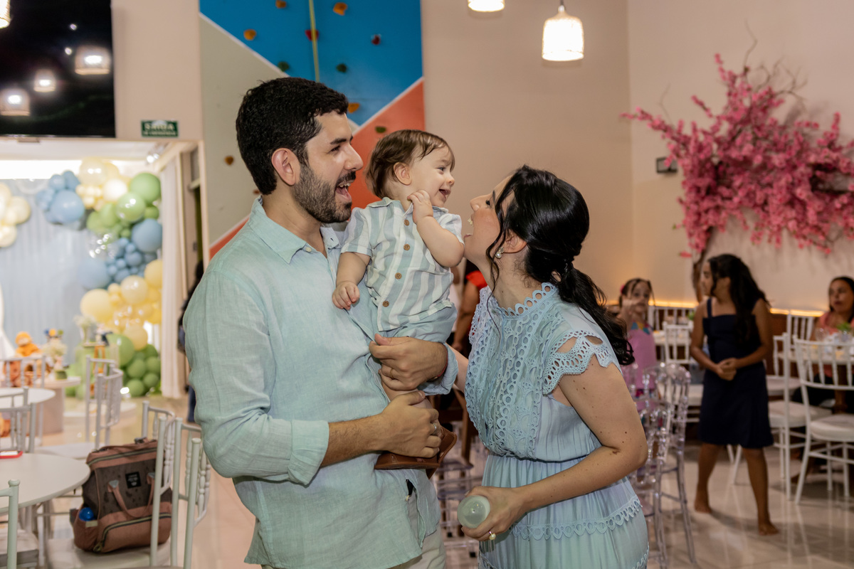 Fotografia de aniversário infantil de 1 ano em Ribeirão Preto. Cobertura completa de festa de aniversário com tema afetuoso, decoração e fotos da família.
