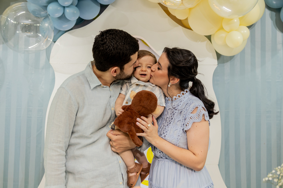 Fotografia de aniversário infantil de 1 ano em Ribeirão Preto. Cobertura completa de festa de aniversário com tema afetuoso, decoração e fotos da família.