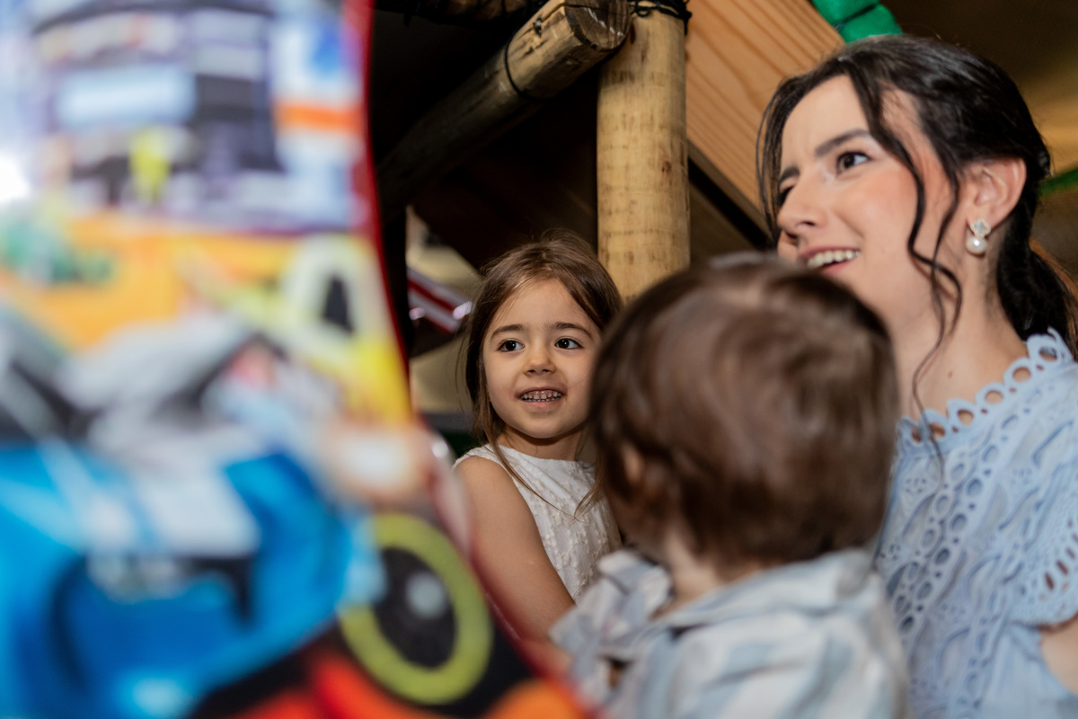 Fotografia de aniversário infantil de 1 ano em Ribeirão Preto. Cobertura completa de festa de aniversário com tema afetuoso, decoração e fotos da família.