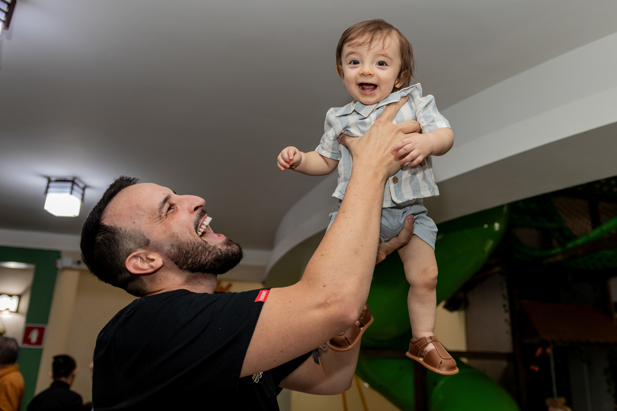Fotografia de aniversário infantil de 1 ano em Ribeirão Preto. Cobertura completa de festa de aniversário com tema afetuoso, decoração e fotos da família.