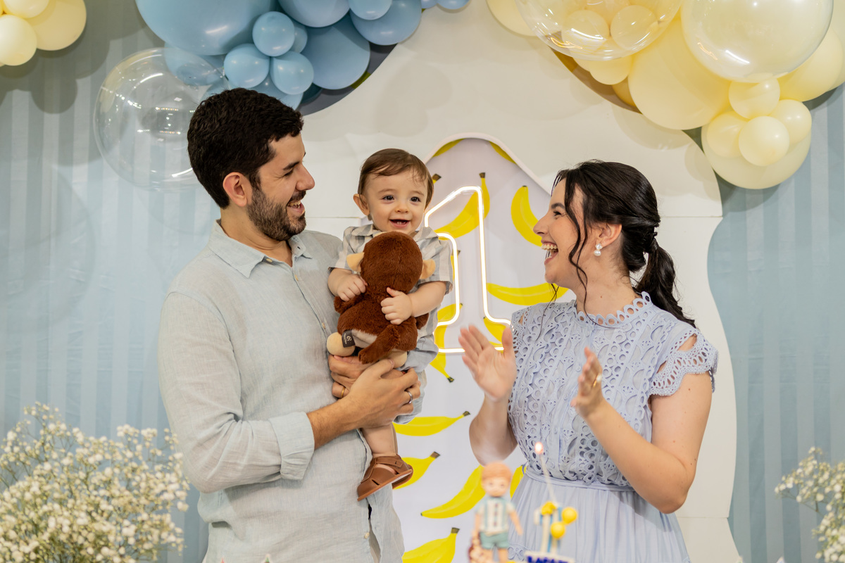 Fotografia de aniversário infantil de 1 ano em Ribeirão Preto. Cobertura completa de festa de aniversário com tema afetuoso, decoração e fotos da família.