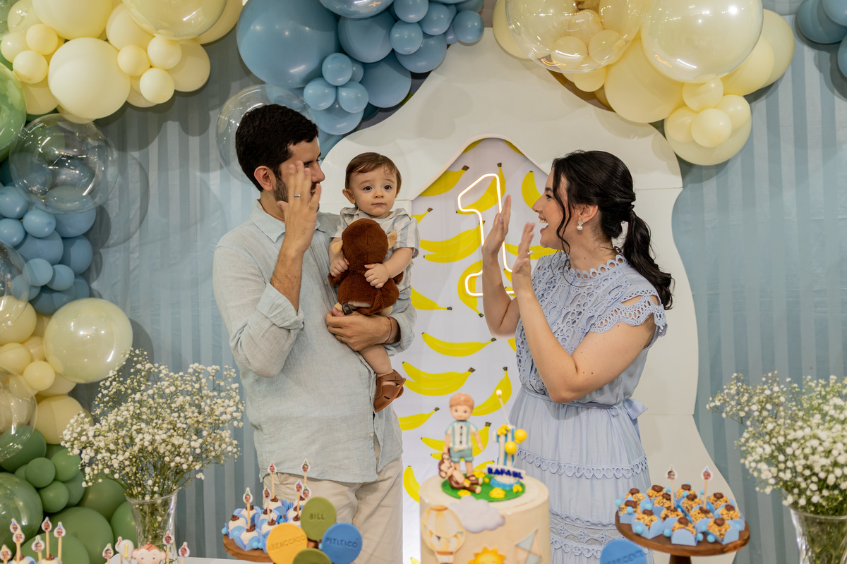 Fotografia de aniversário infantil de 1 ano em Ribeirão Preto. Cobertura completa de festa de aniversário com tema afetuoso, decoração e fotos da família.