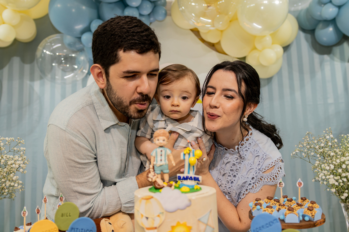 Fotografia de aniversário infantil de 1 ano em Ribeirão Preto. Cobertura completa de festa de aniversário com tema afetuoso, decoração e fotos da família.
