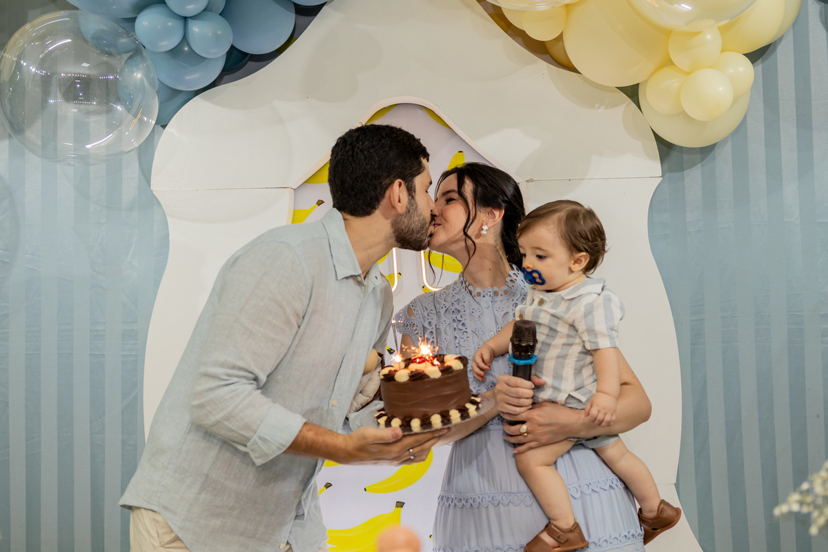 Fotografia de aniversário infantil de 1 ano em Ribeirão Preto. Cobertura completa de festa de aniversário com tema afetuoso, decoração e fotos da família.