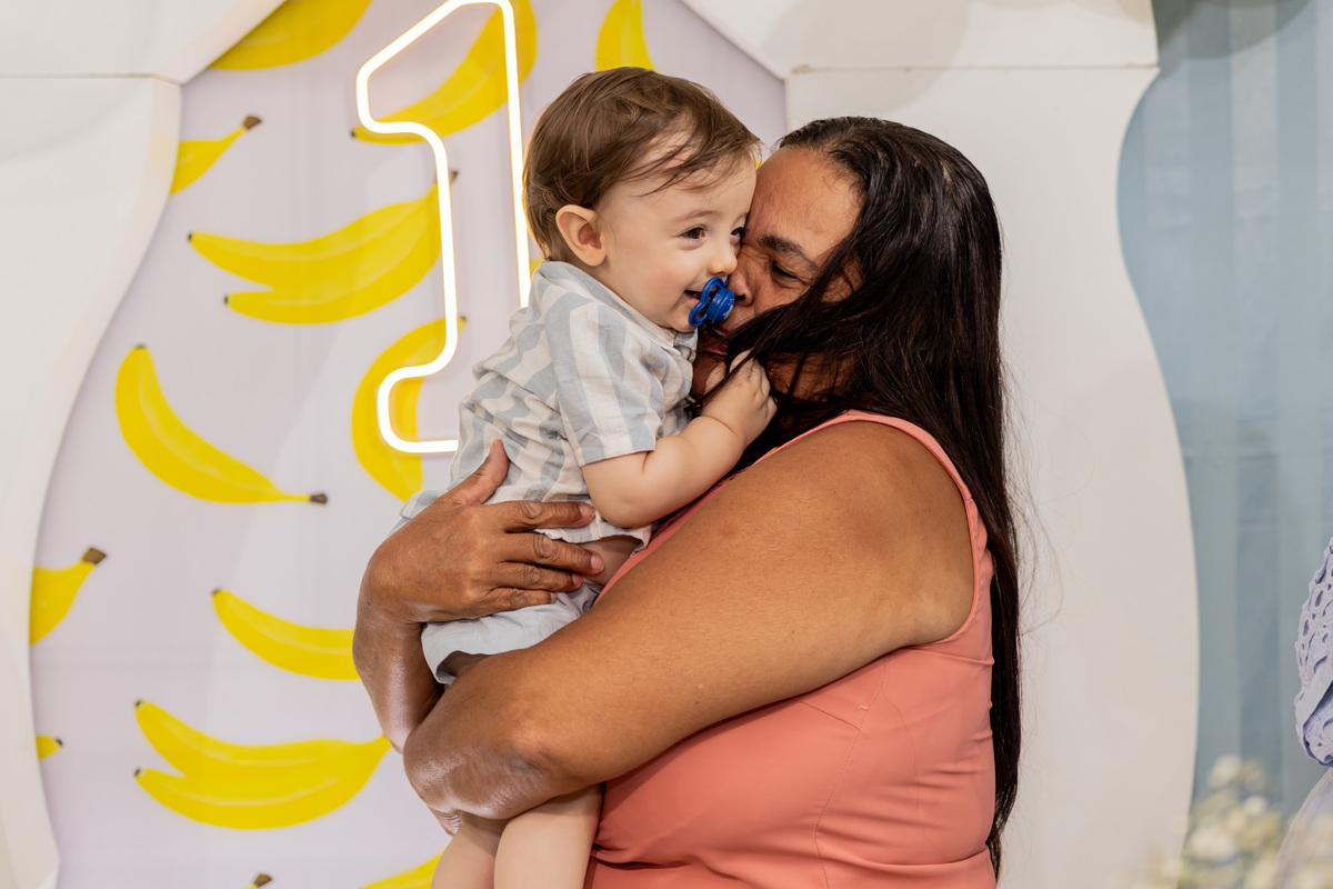 Fotografia de aniversário infantil de 1 ano em Ribeirão Preto. Cobertura completa de festa de aniversário com tema afetuoso, decoração e fotos da família.
