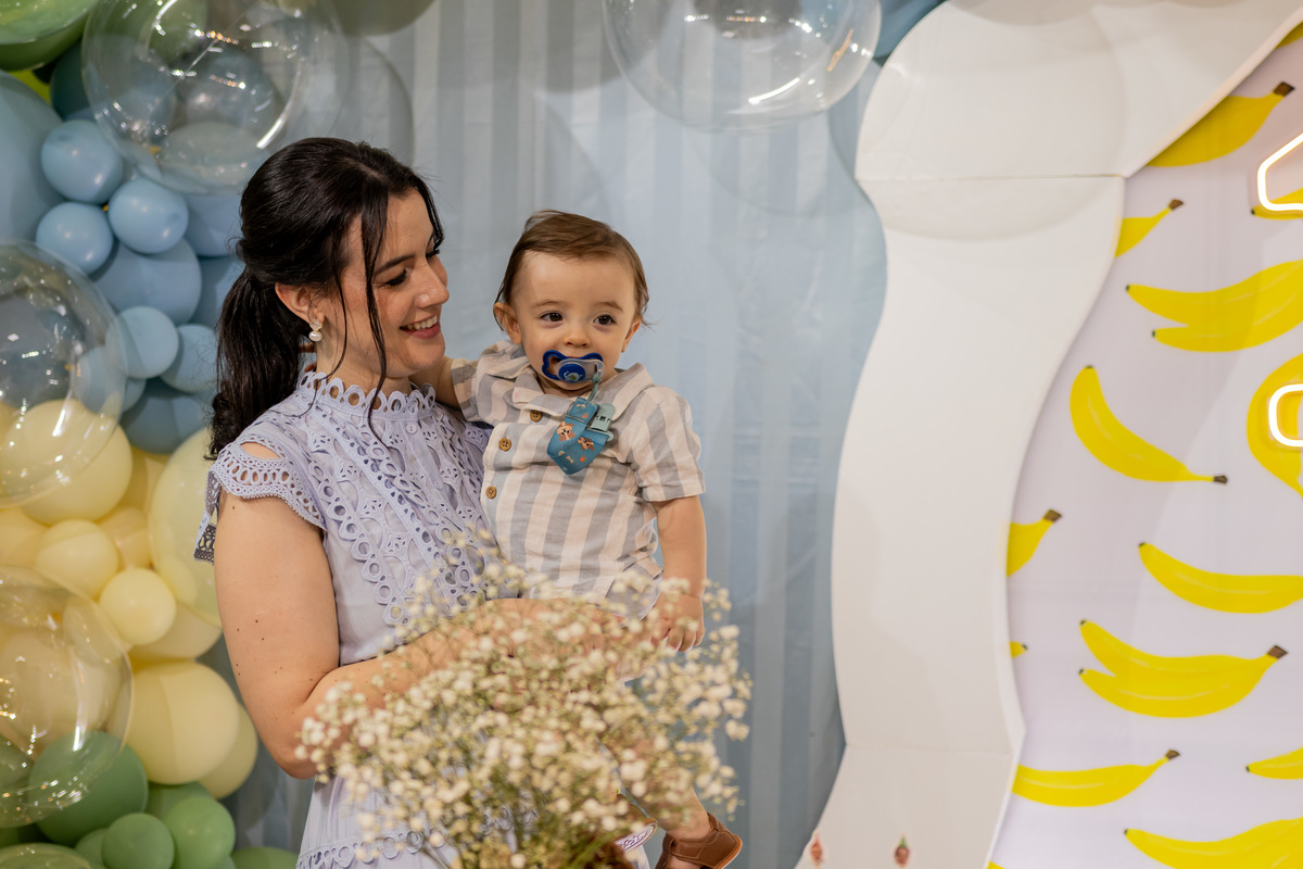 Fotografia de aniversário infantil de 1 ano em Ribeirão Preto. Cobertura completa de festa de aniversário com tema afetuoso, decoração e fotos da família.