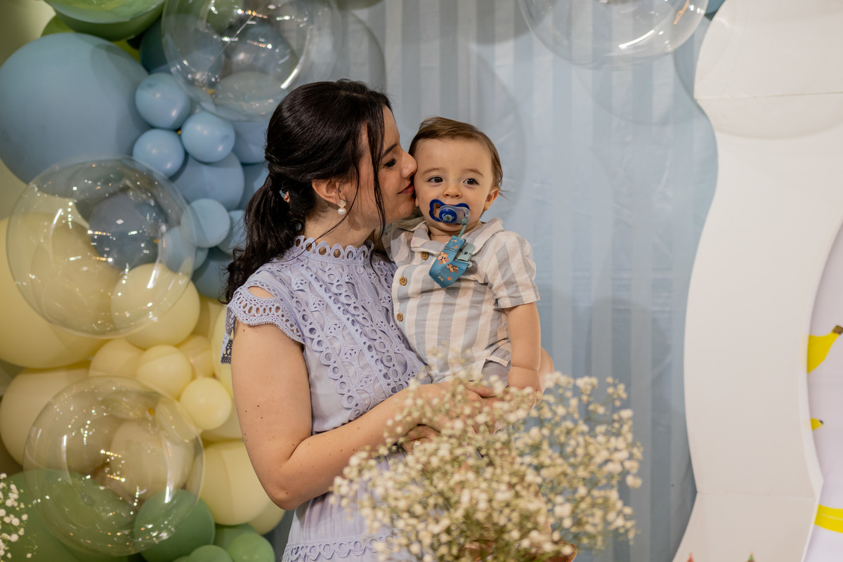Fotografia de aniversário infantil de 1 ano em Ribeirão Preto. Cobertura completa de festa de aniversário com tema afetuoso, decoração e fotos da família.