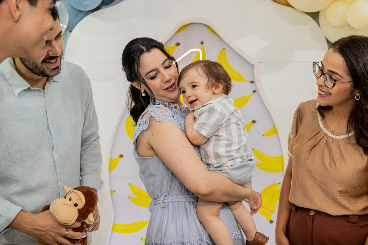 Fotografia de aniversário infantil de 1 ano em Ribeirão Preto. Cobertura completa de festa de aniversário com tema afetuoso, decoração e fotos da família.