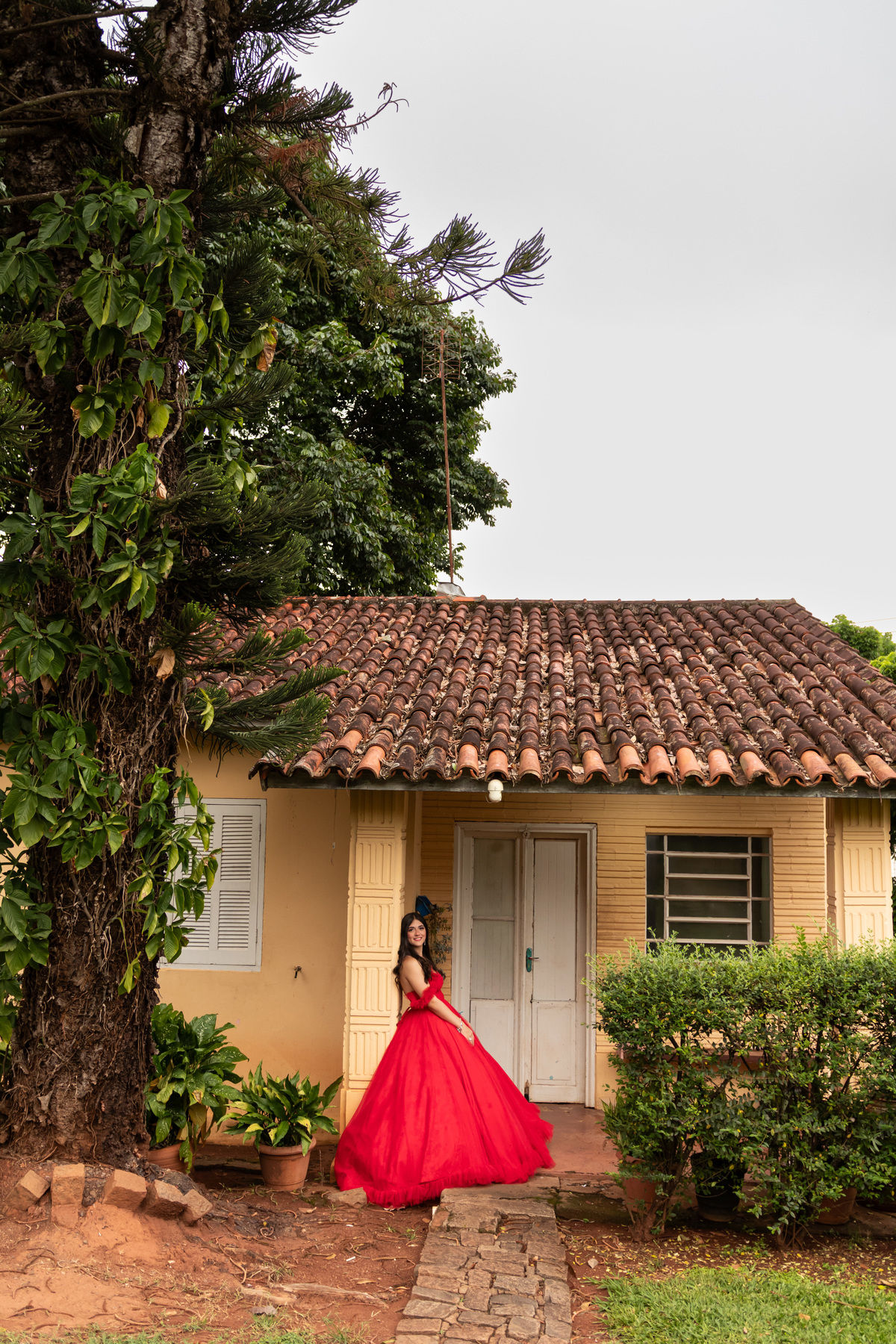 Inspiração Ensaio de 15 Anos em Mococa: Vestido Vermelho e Máscara