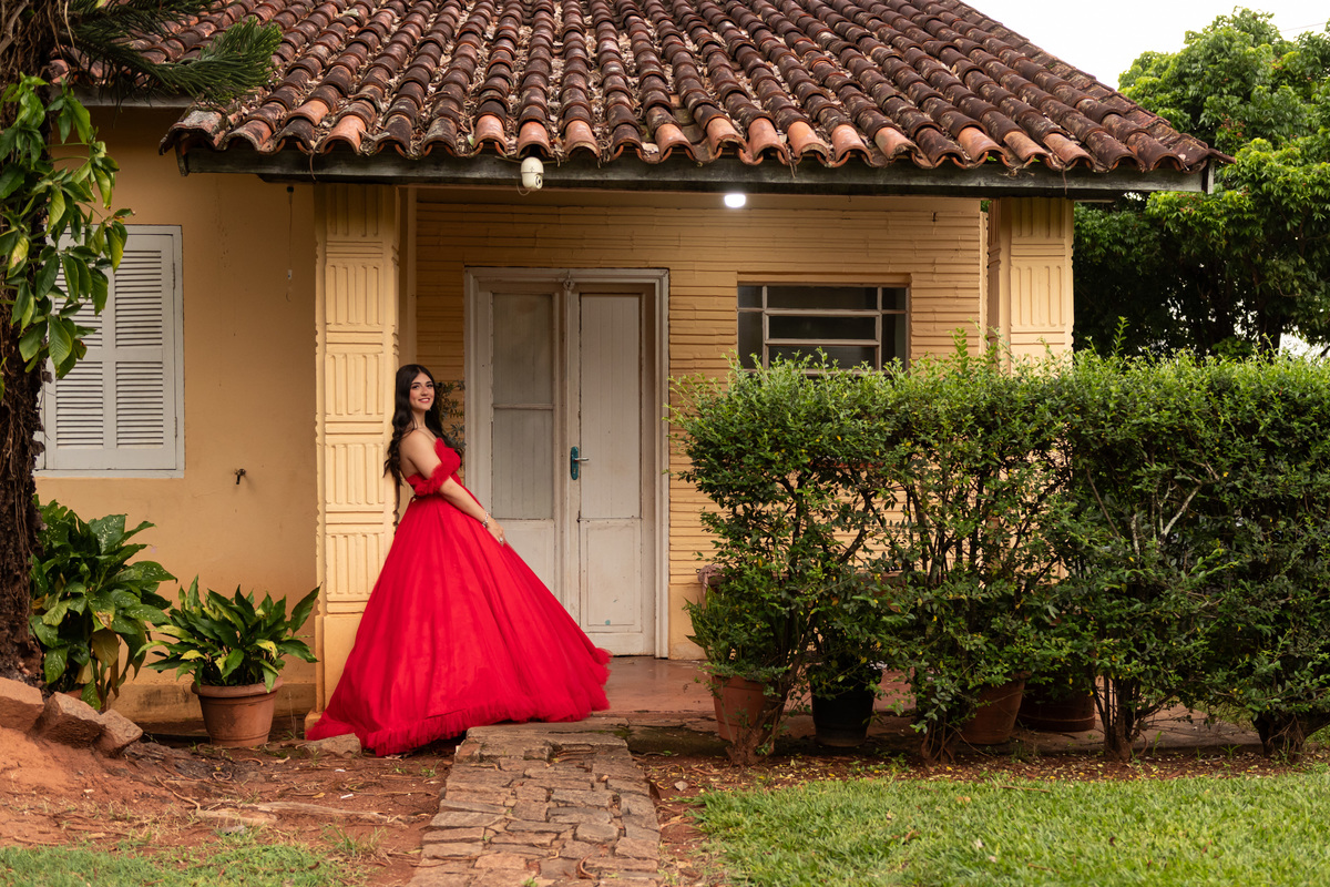 Inspiração Ensaio de 15 Anos em Mococa: Vestido Vermelho e Máscara