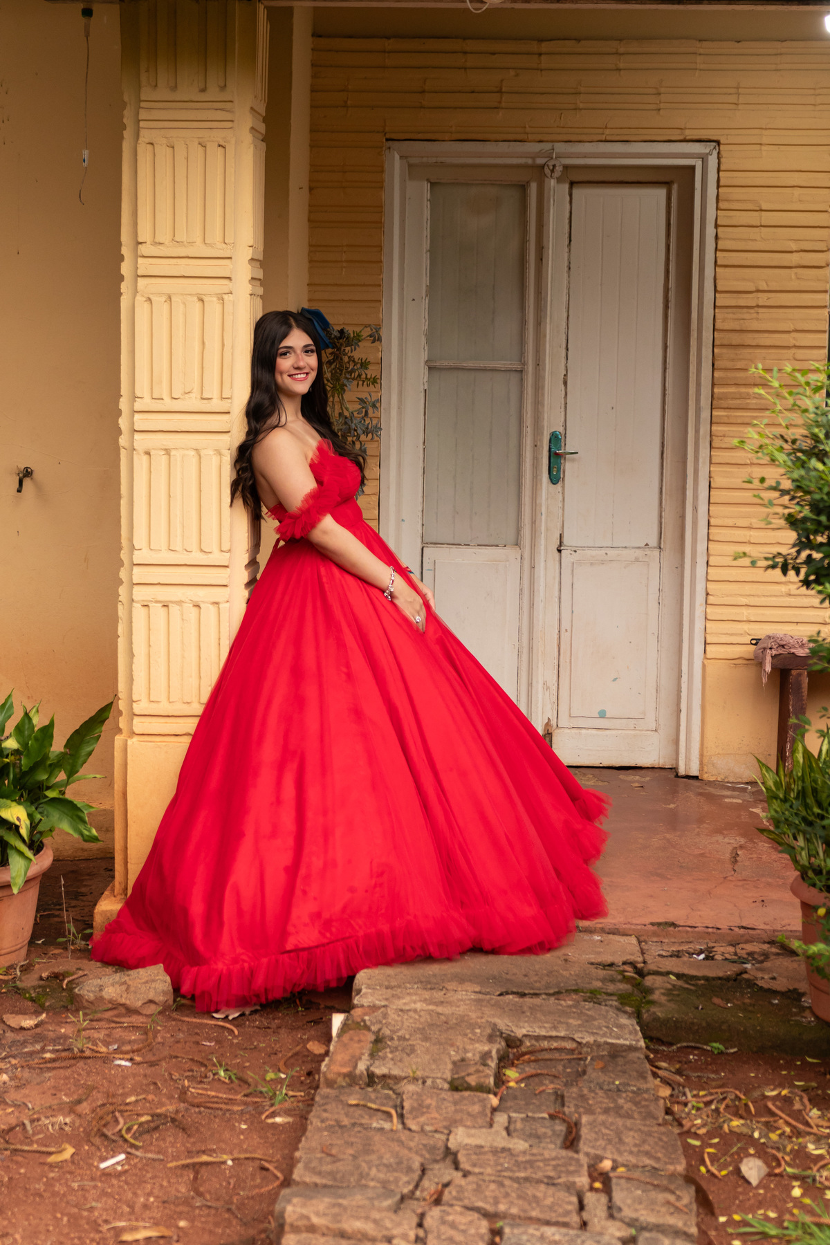 Inspiração Ensaio de 15 Anos em Mococa: Vestido Vermelho e Máscara