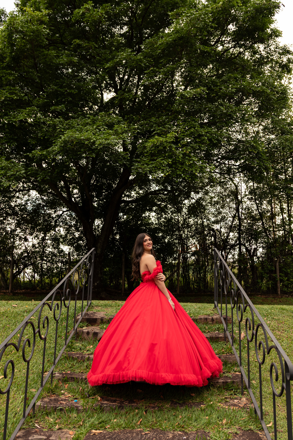 Inspiração Ensaio de 15 Anos em Mococa: Vestido Vermelho e Máscara
