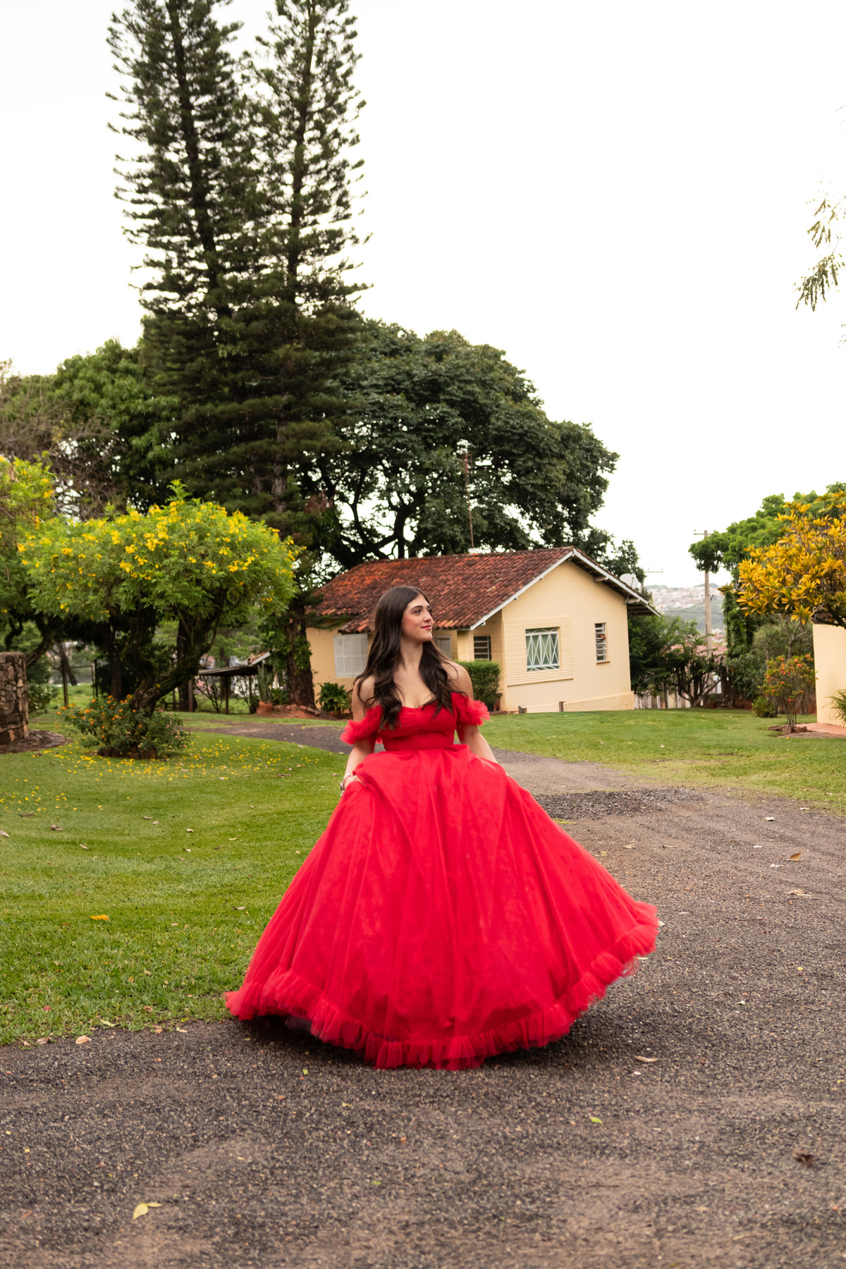 Inspiração Ensaio de 15 Anos em Mococa: Vestido Vermelho e Máscara
