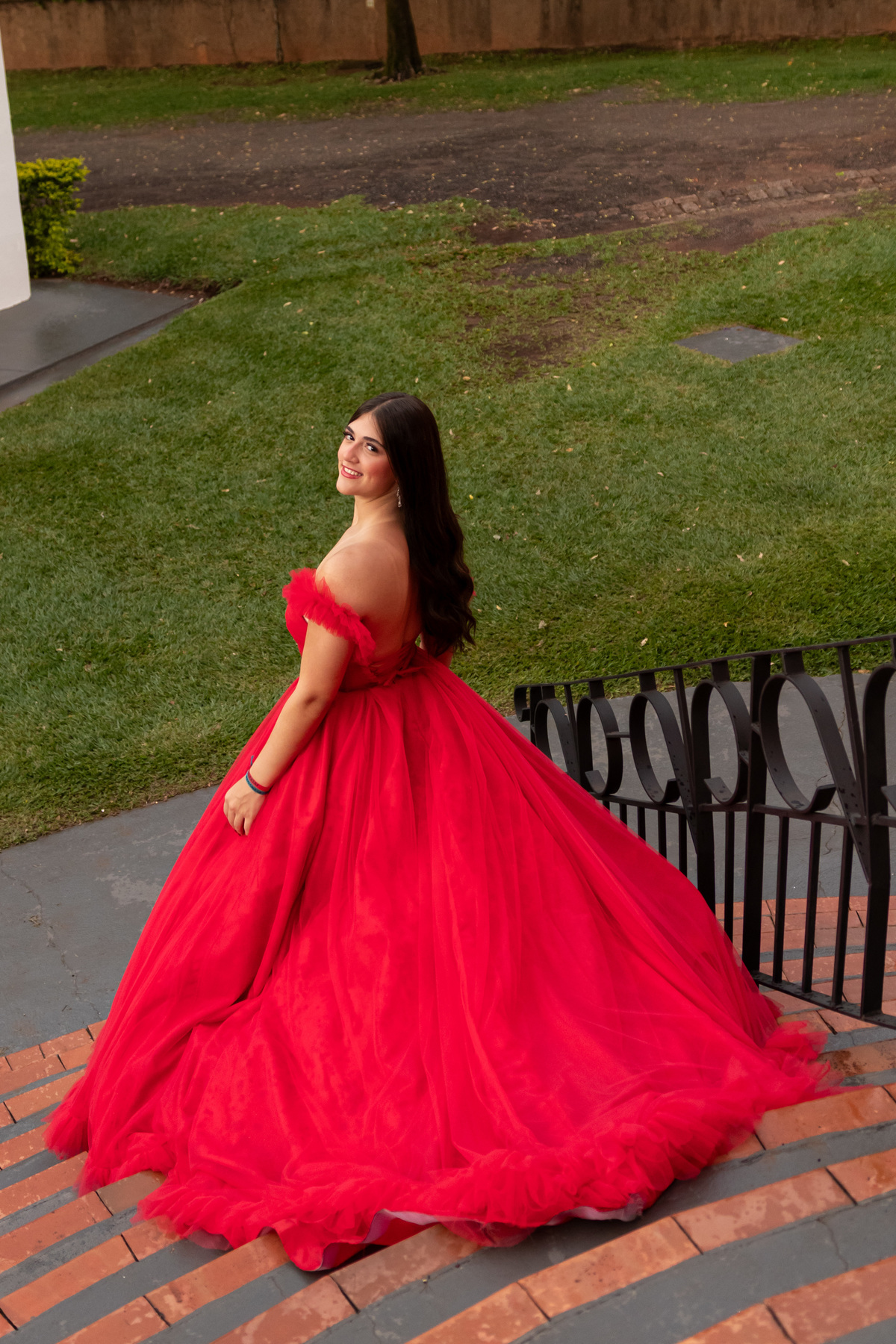 Inspiração Ensaio de 15 Anos em Mococa: Vestido Vermelho e Máscara