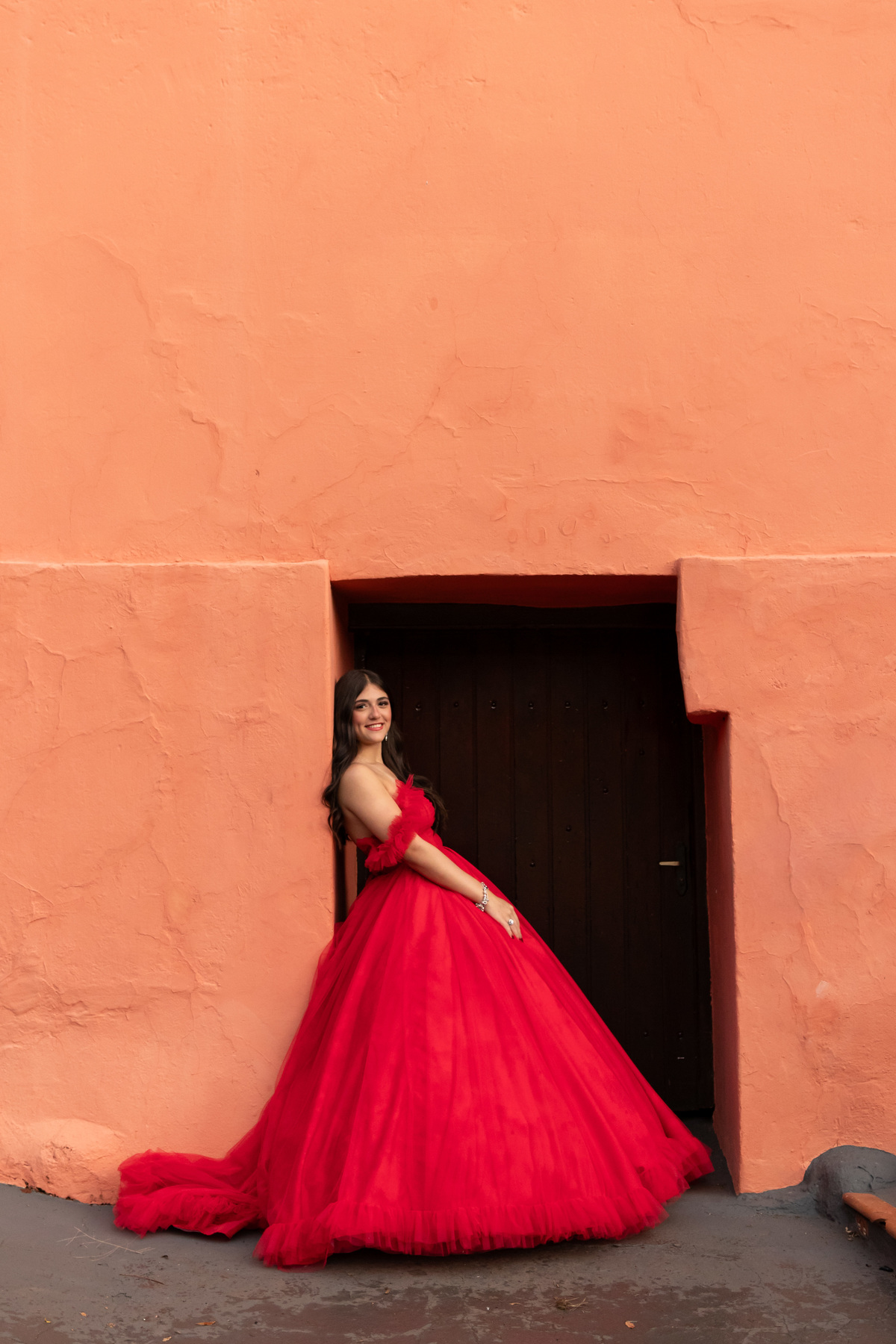 Inspiração Ensaio de 15 Anos em Mococa: Vestido Vermelho e Máscara