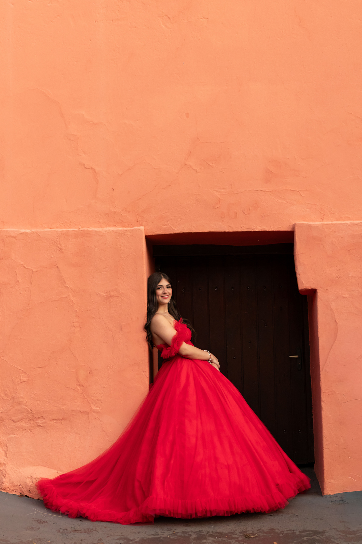 Inspiração Ensaio de 15 Anos em Mococa: Vestido Vermelho e Máscara