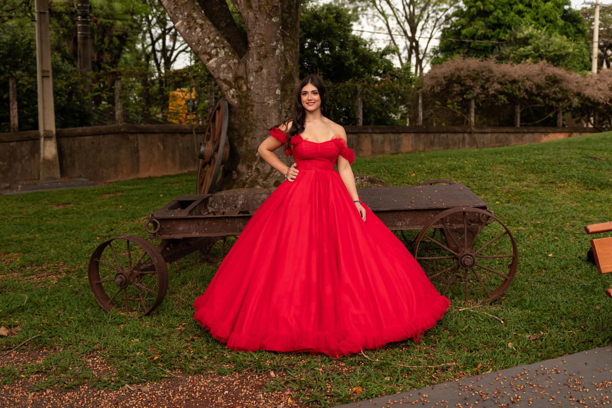Inspiração Ensaio de 15 Anos em Mococa: Vestido Vermelho e Máscara