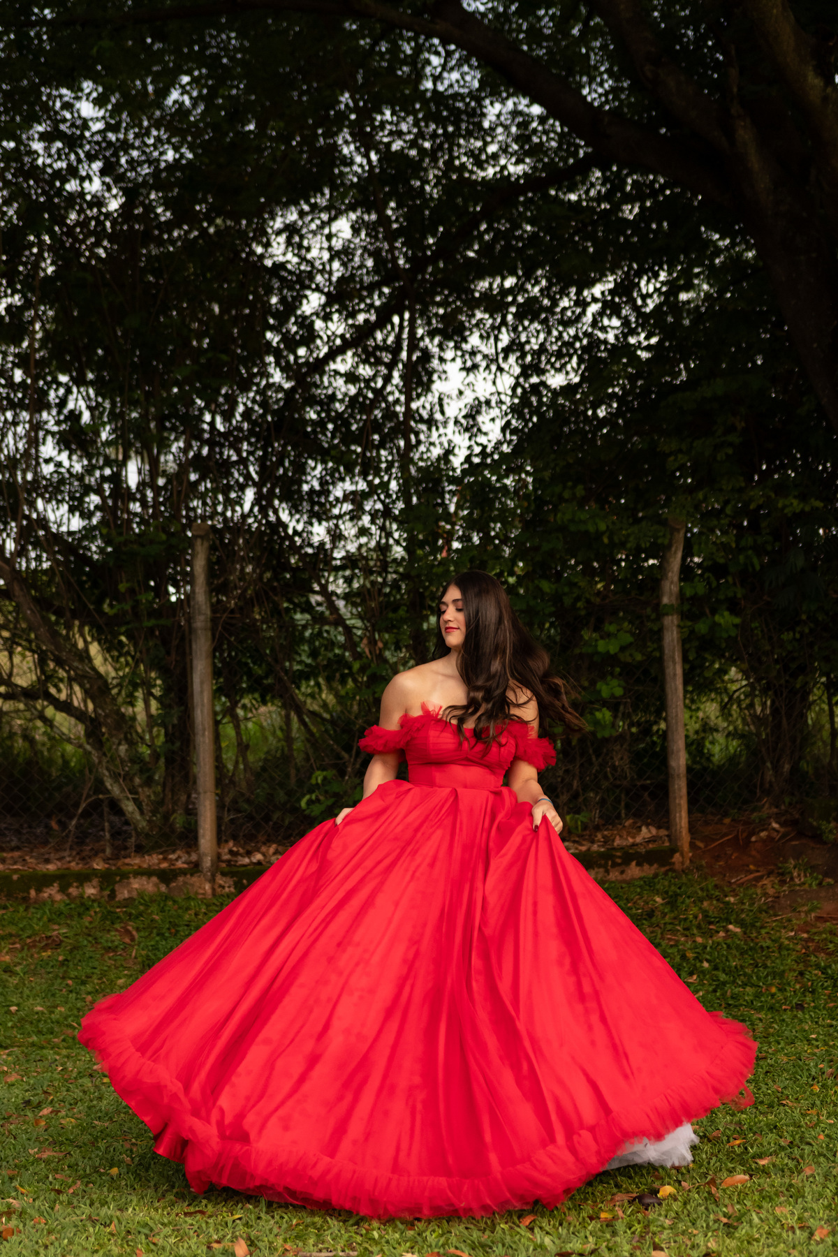 Inspiração Ensaio de 15 Anos em Mococa: Vestido Vermelho e Máscara