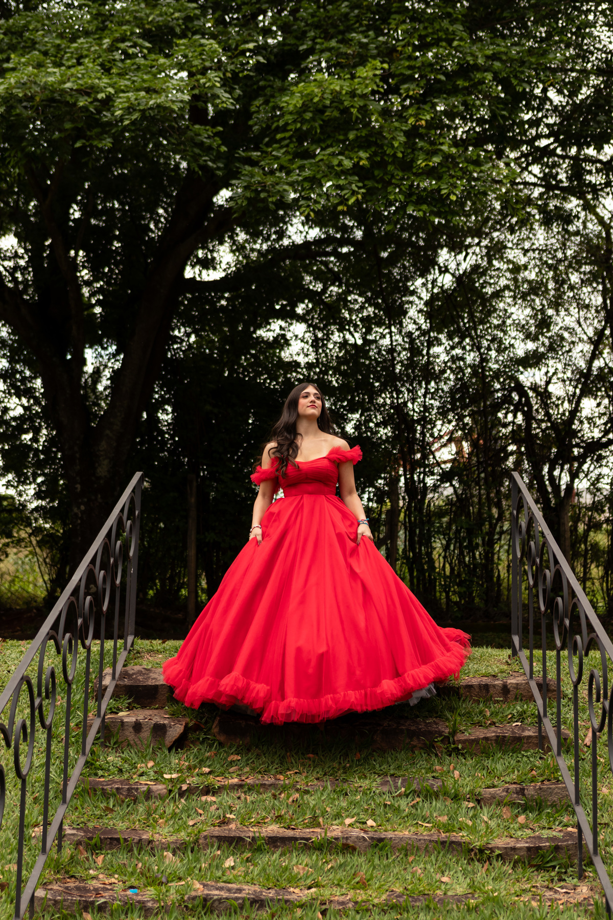 Inspiração Ensaio de 15 Anos em Mococa: Vestido Vermelho e Máscara