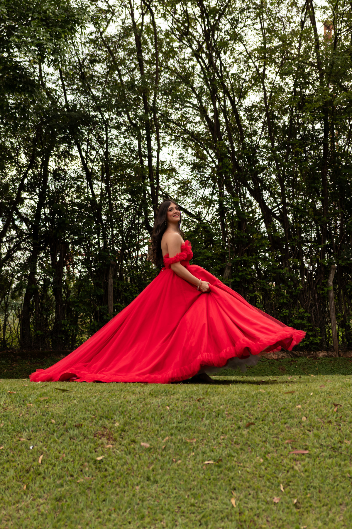 Inspiração Ensaio de 15 Anos em Mococa: Vestido Vermelho e Máscara
