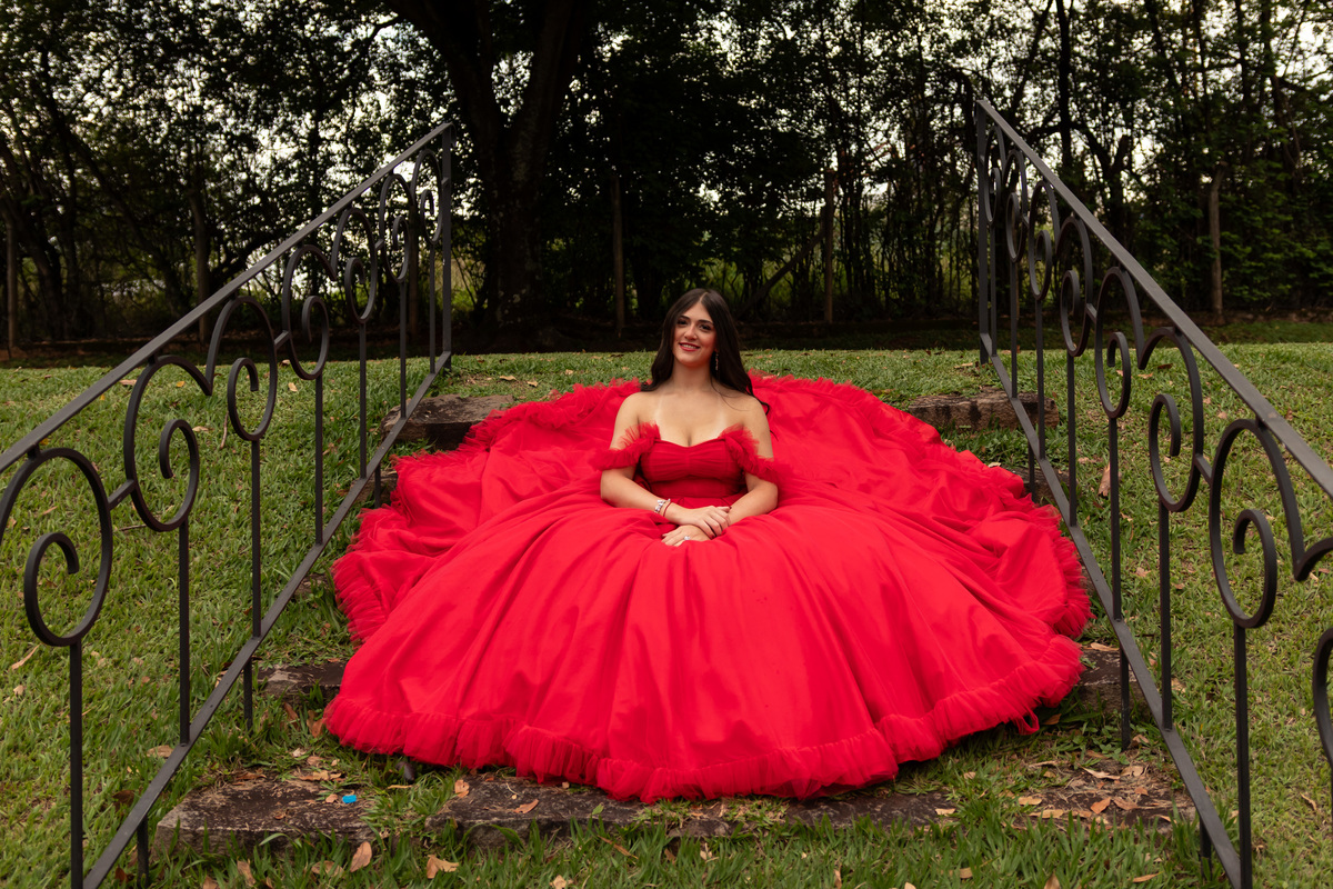 Inspiração Ensaio de 15 Anos em Mococa: Vestido Vermelho e Máscara