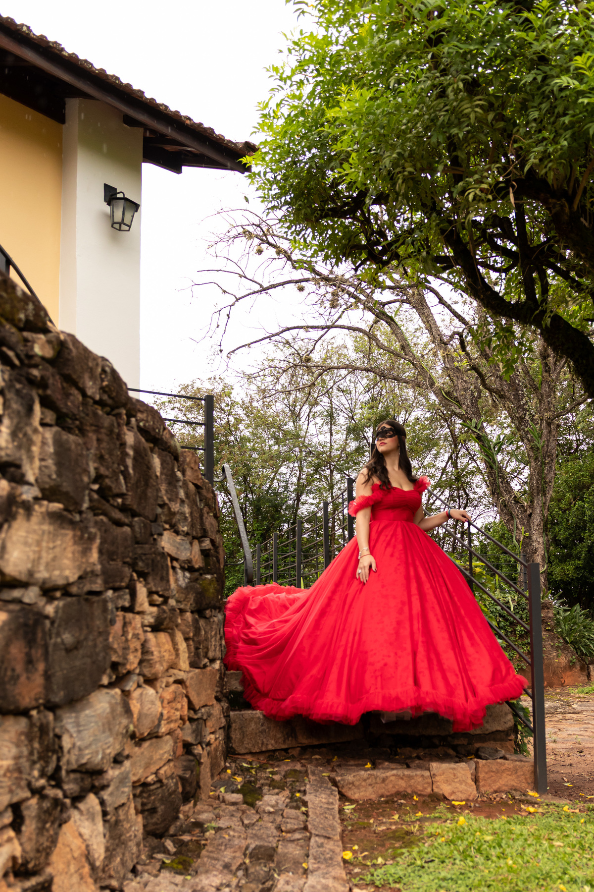 Inspiração Ensaio de 15 Anos em Mococa: Vestido Vermelho e Máscara