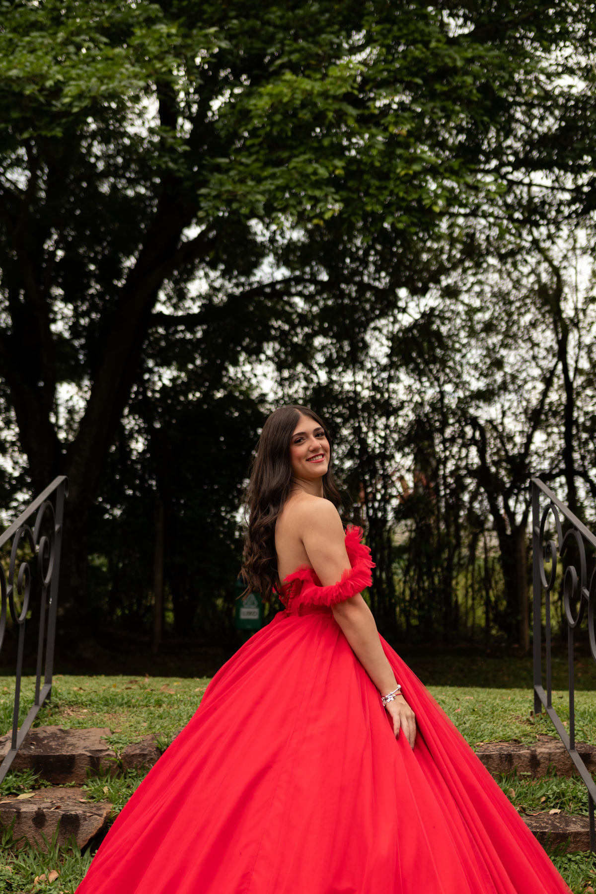 Inspiração Ensaio de 15 Anos em Mococa: Vestido Vermelho e Máscara