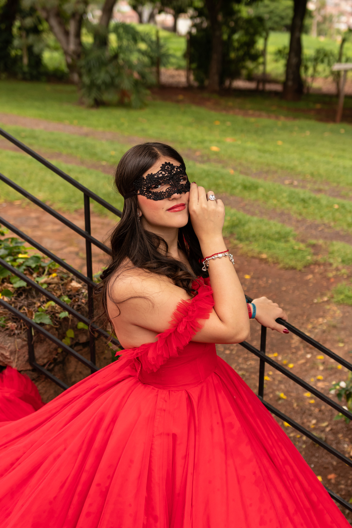 Inspiração Ensaio de 15 Anos em Mococa: Vestido Vermelho e Máscara