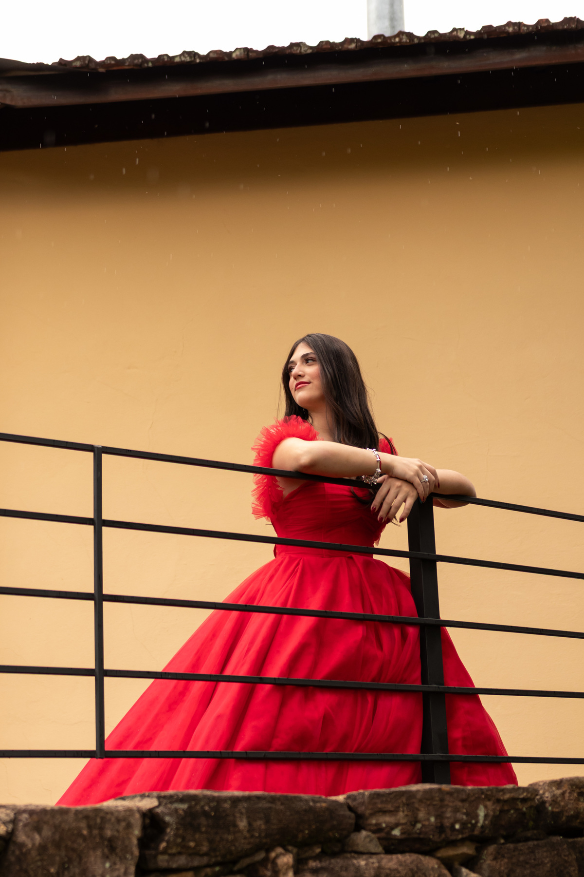 Inspiração Ensaio de 15 Anos em Mococa: Vestido Vermelho e Máscara
