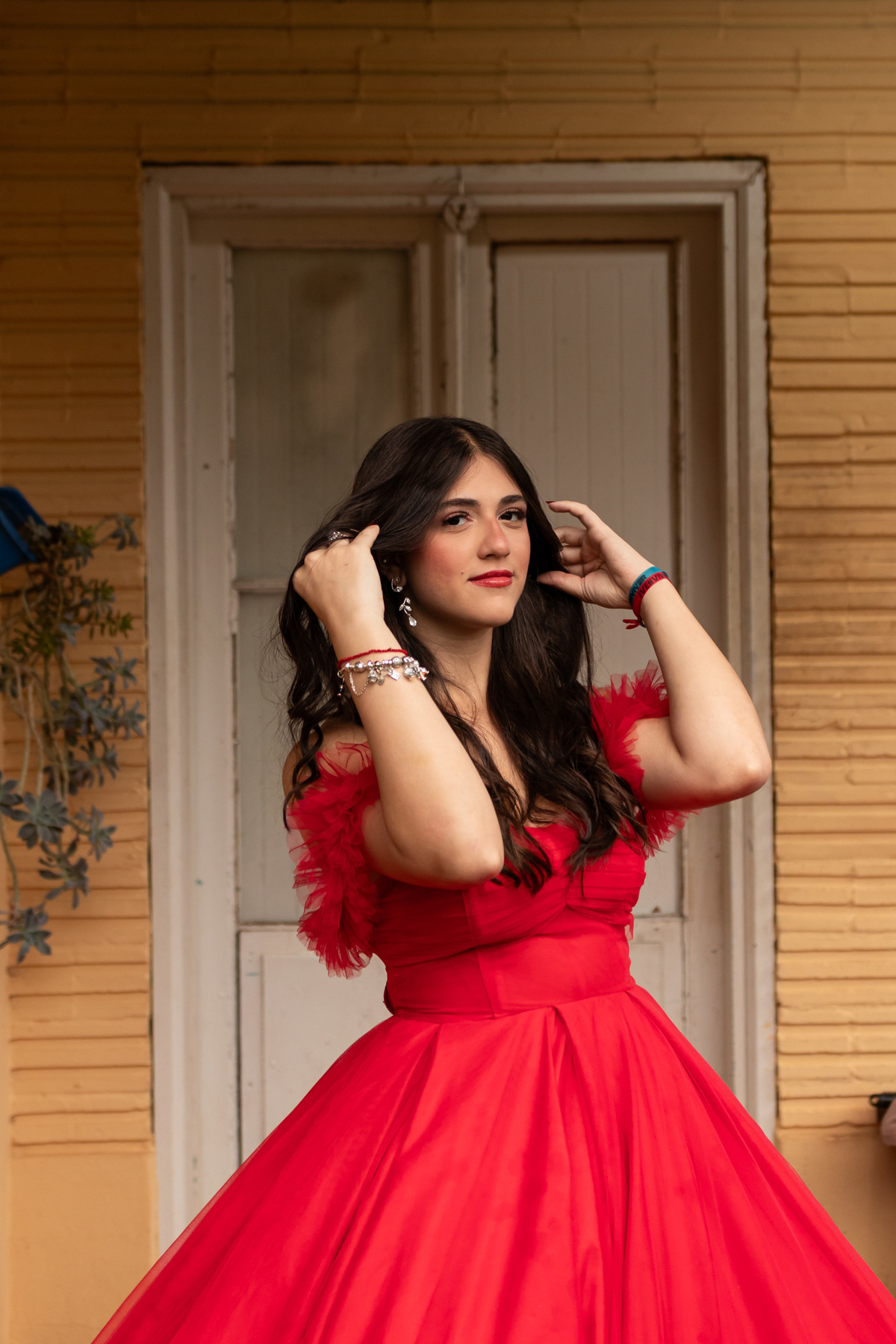 Inspiração Ensaio de 15 Anos em Mococa: Vestido Vermelho e Máscara