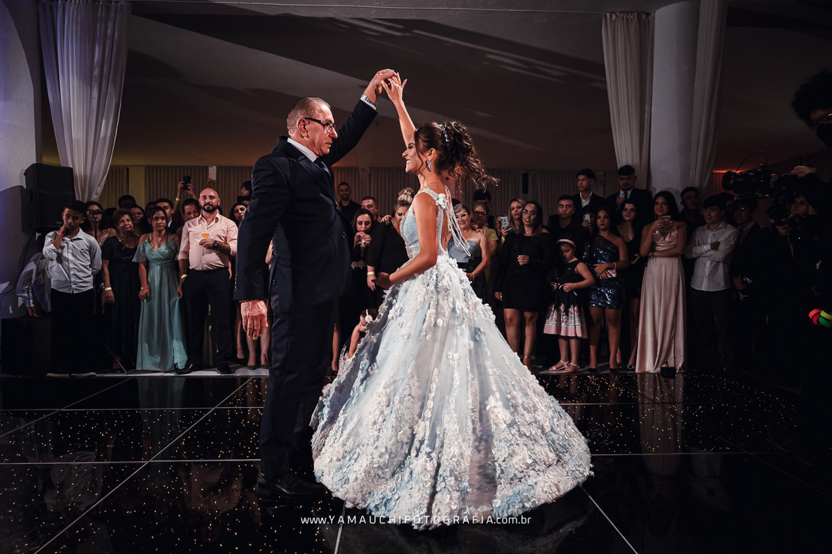 Dança da debutante com vestido Israel Valentim