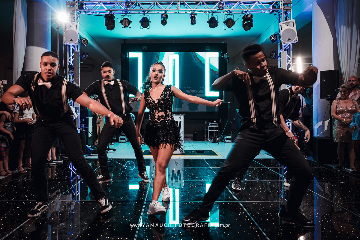 Dançarinos da TK Inovações Artísticas coreografia para festas