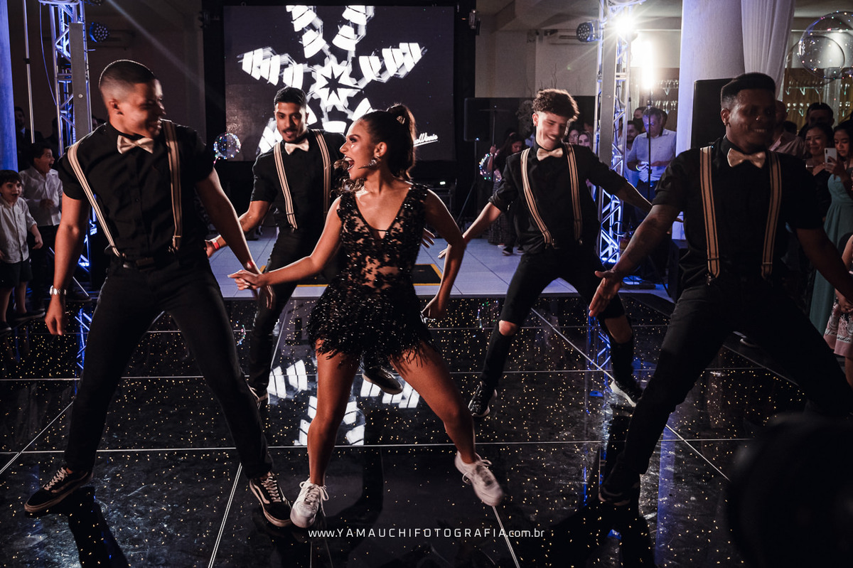 Foto da dança de festa de 15 anos com TK Inovações Artísticas