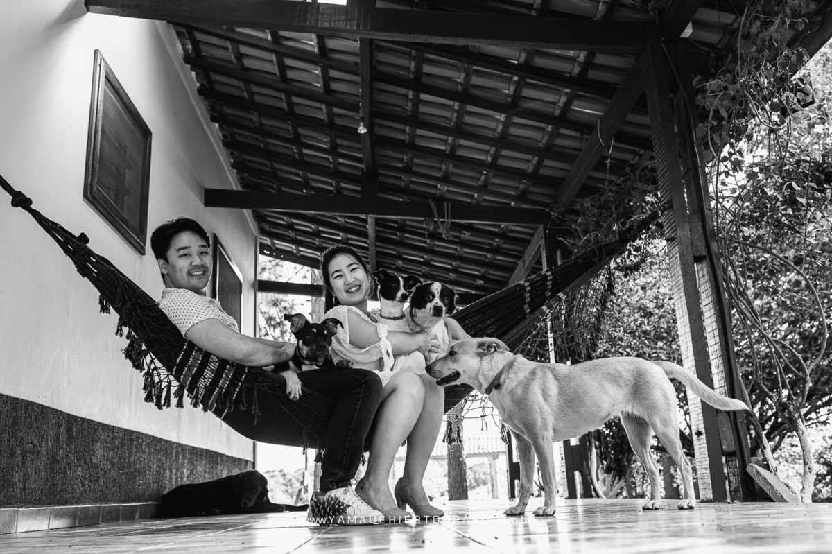 Ensaio de casal com cachorros