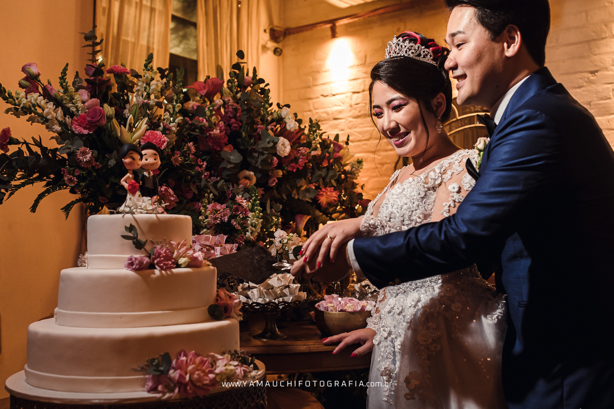 Mesa do bolo dos noivos