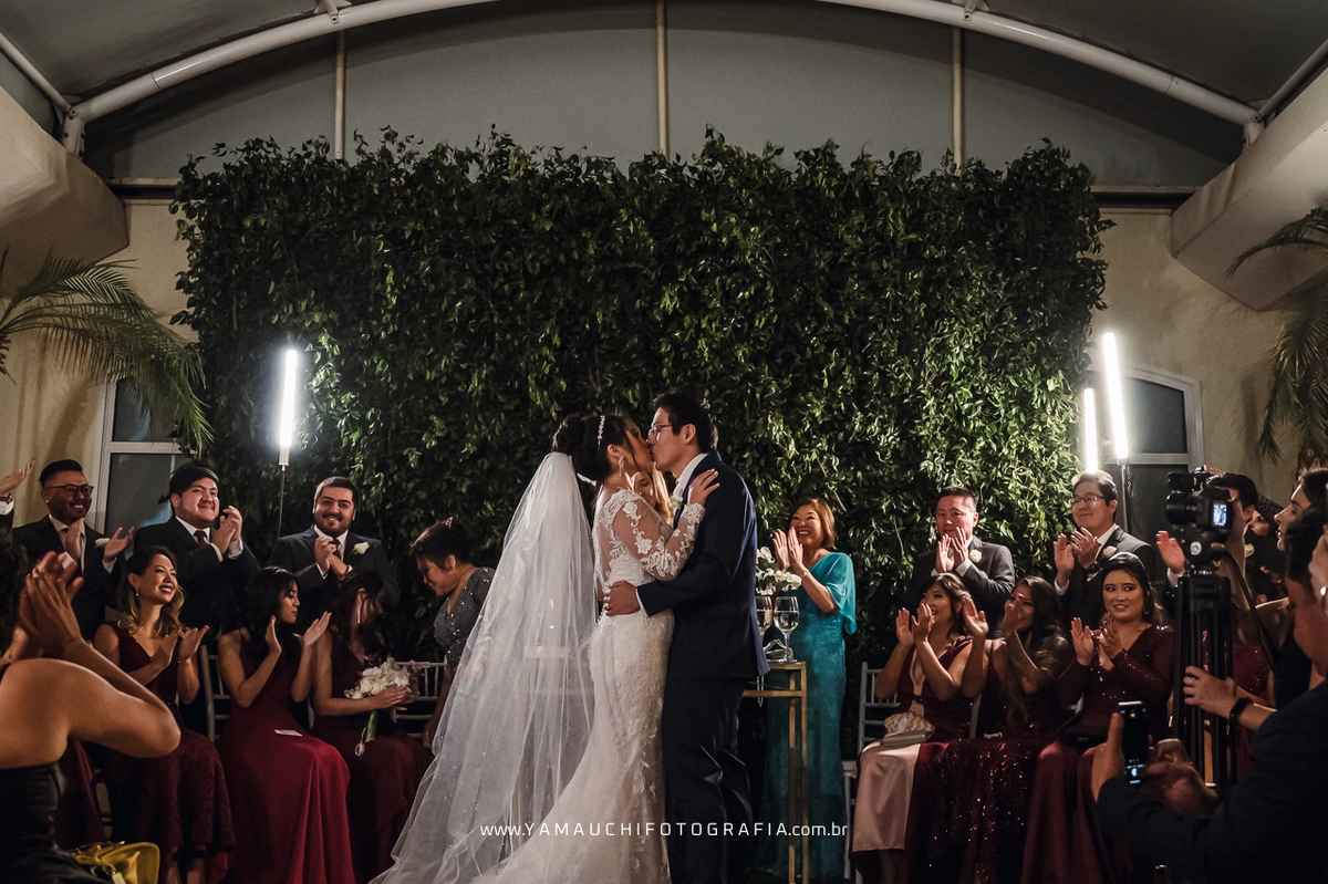 Beijo dos noivos no salão para casamento em São Paulo