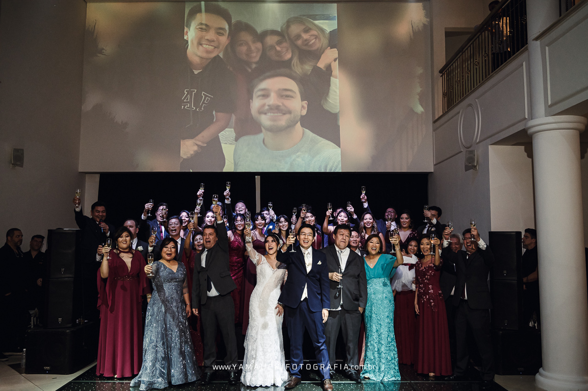 Brinde dos noivos e padrinhos no casamento