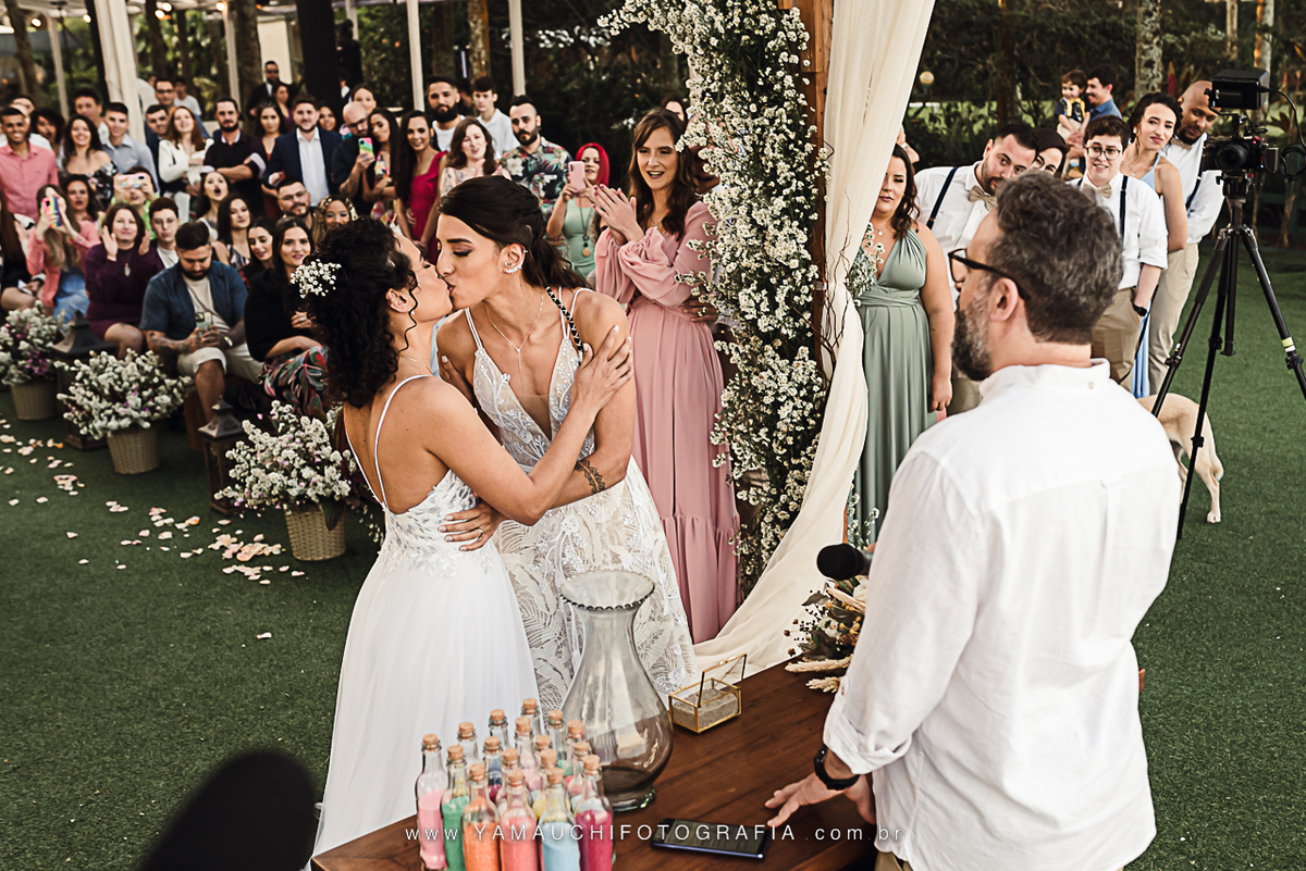 Beijo das noivas no casamento LGBTQIA