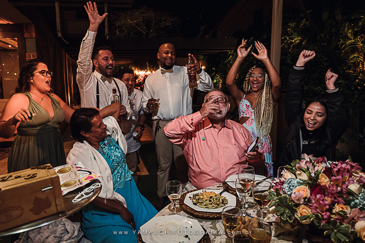 Convidados da cerimônia de casamento na praia