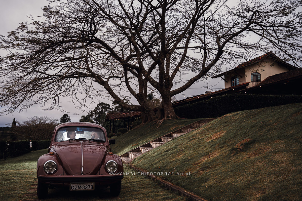 Ensaio de casal com fusca no casamento