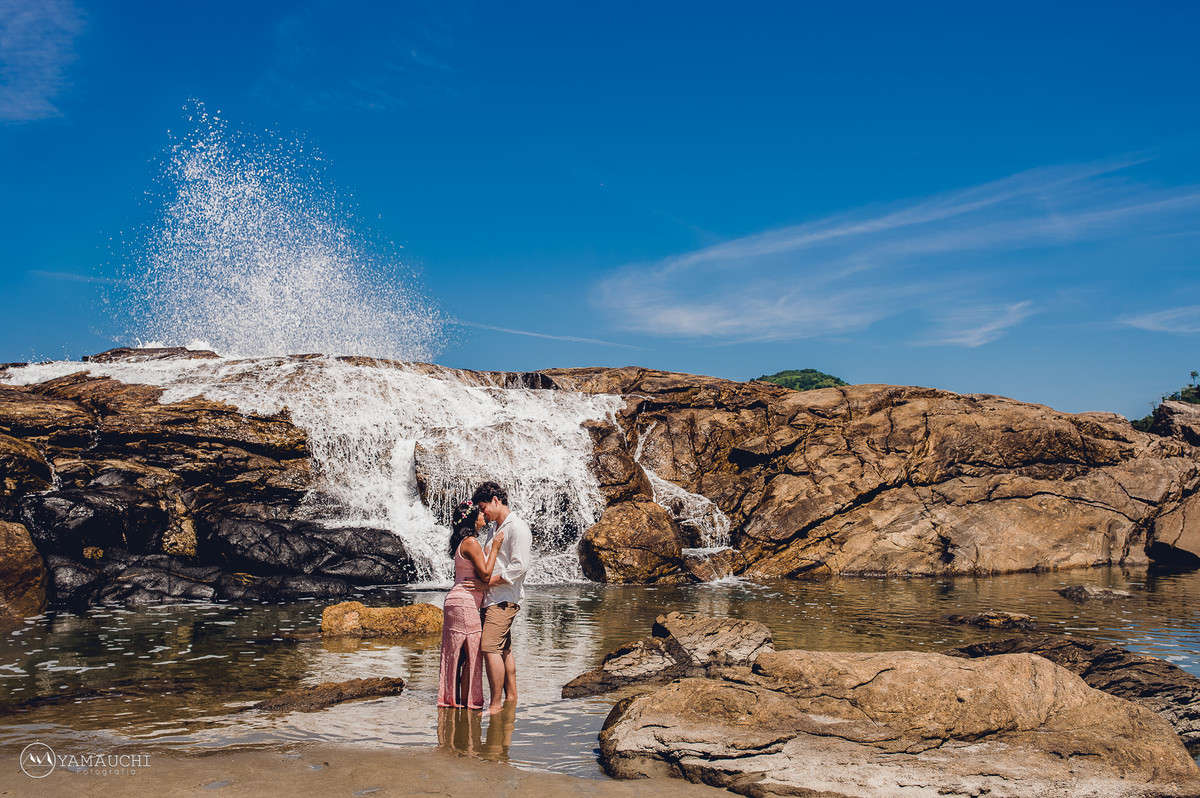 Casal romantico na praia
