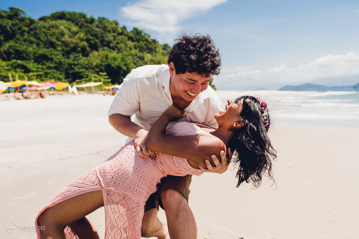 casal brincando na praia