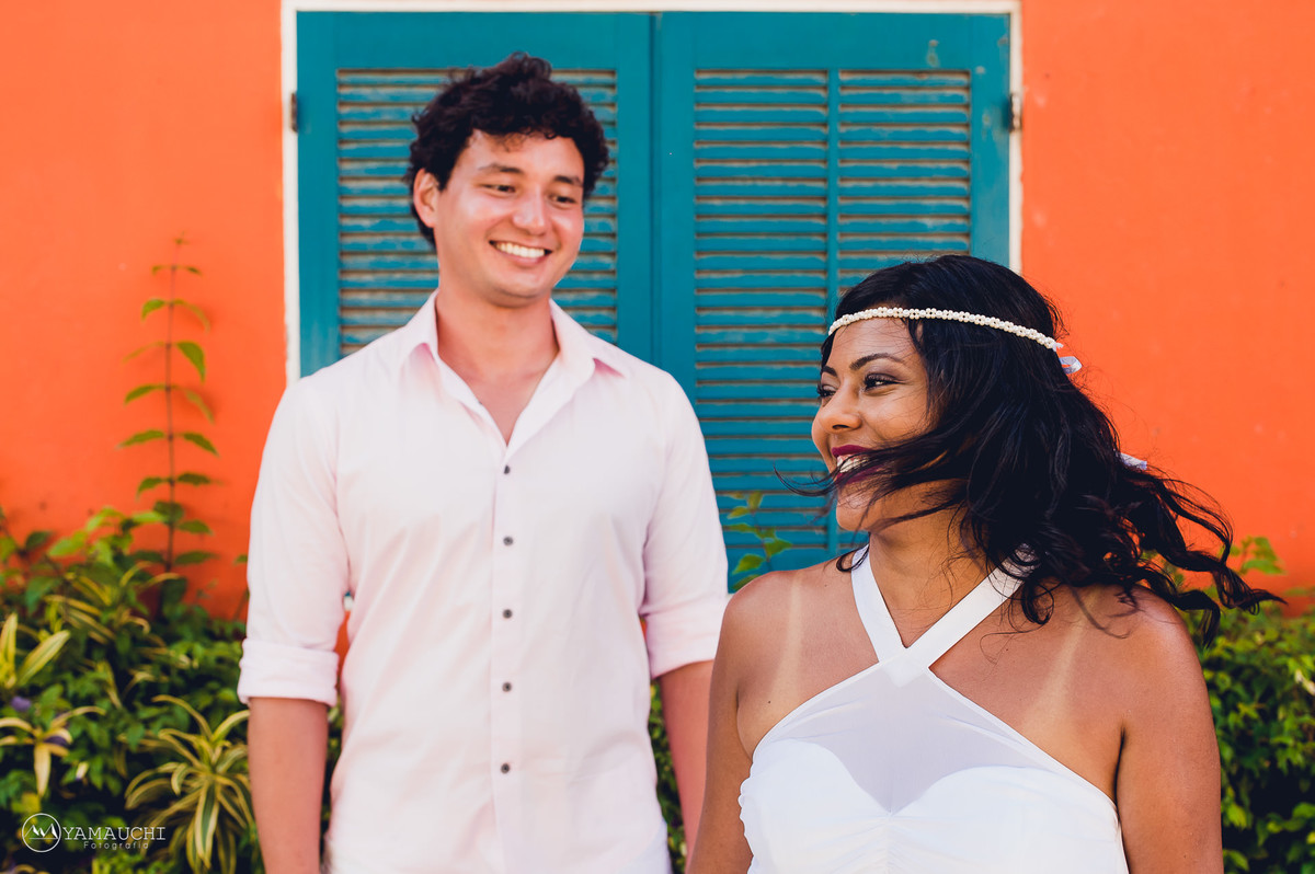 fotografia de casal na janela