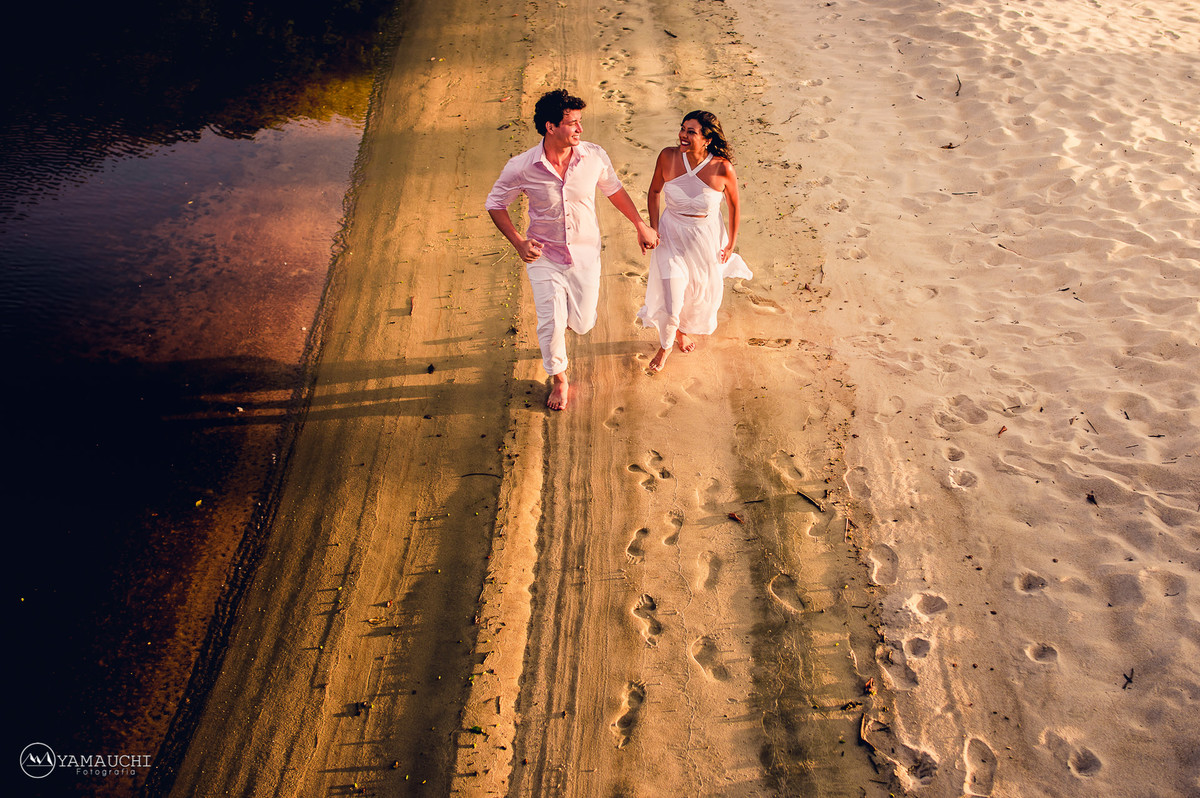 casal correndo no por do sol
