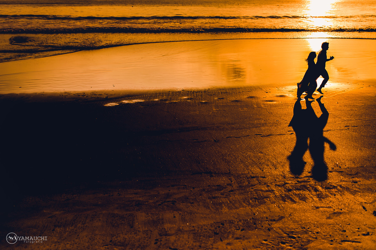 foto de silhueta casal na praia