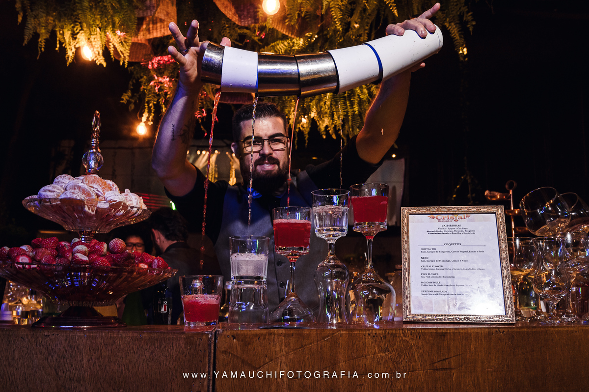 Bartender com drinks para festas em SP