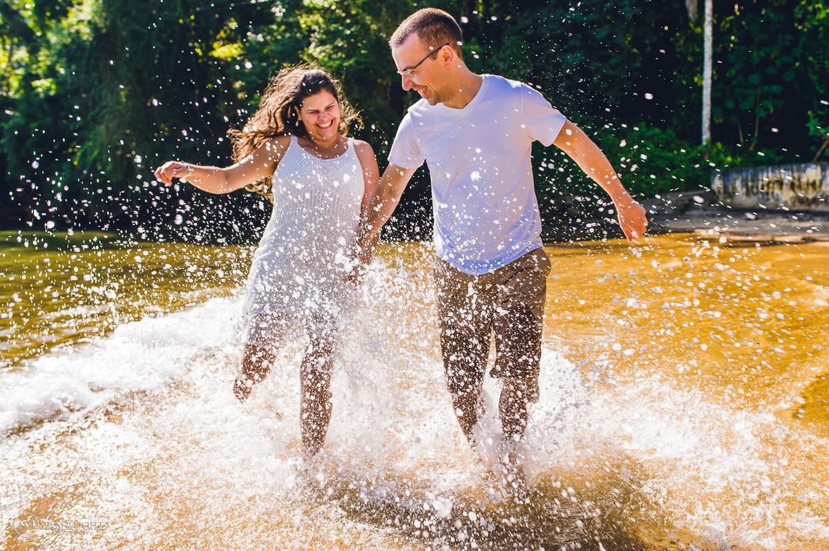 Casal correndo na praia