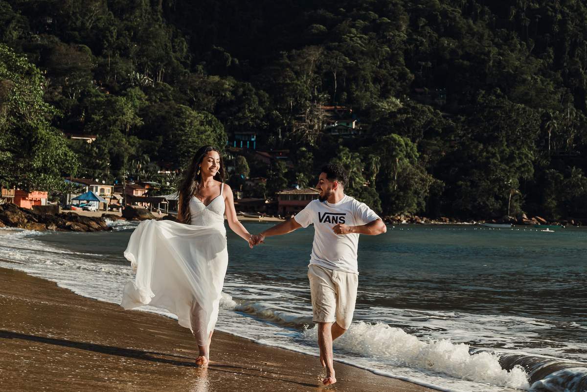 o que vestir no ensaio de casal na praia