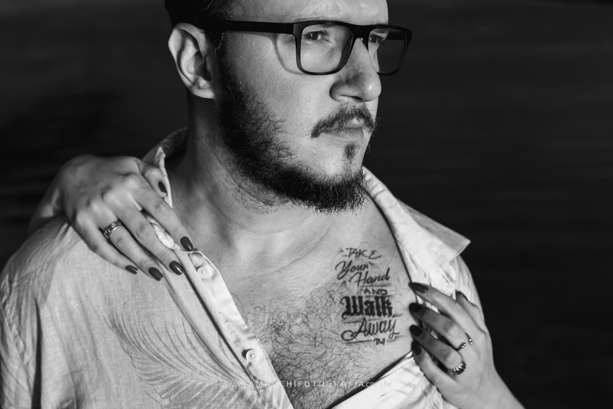 Retrato do noivo no pré casamento na praia