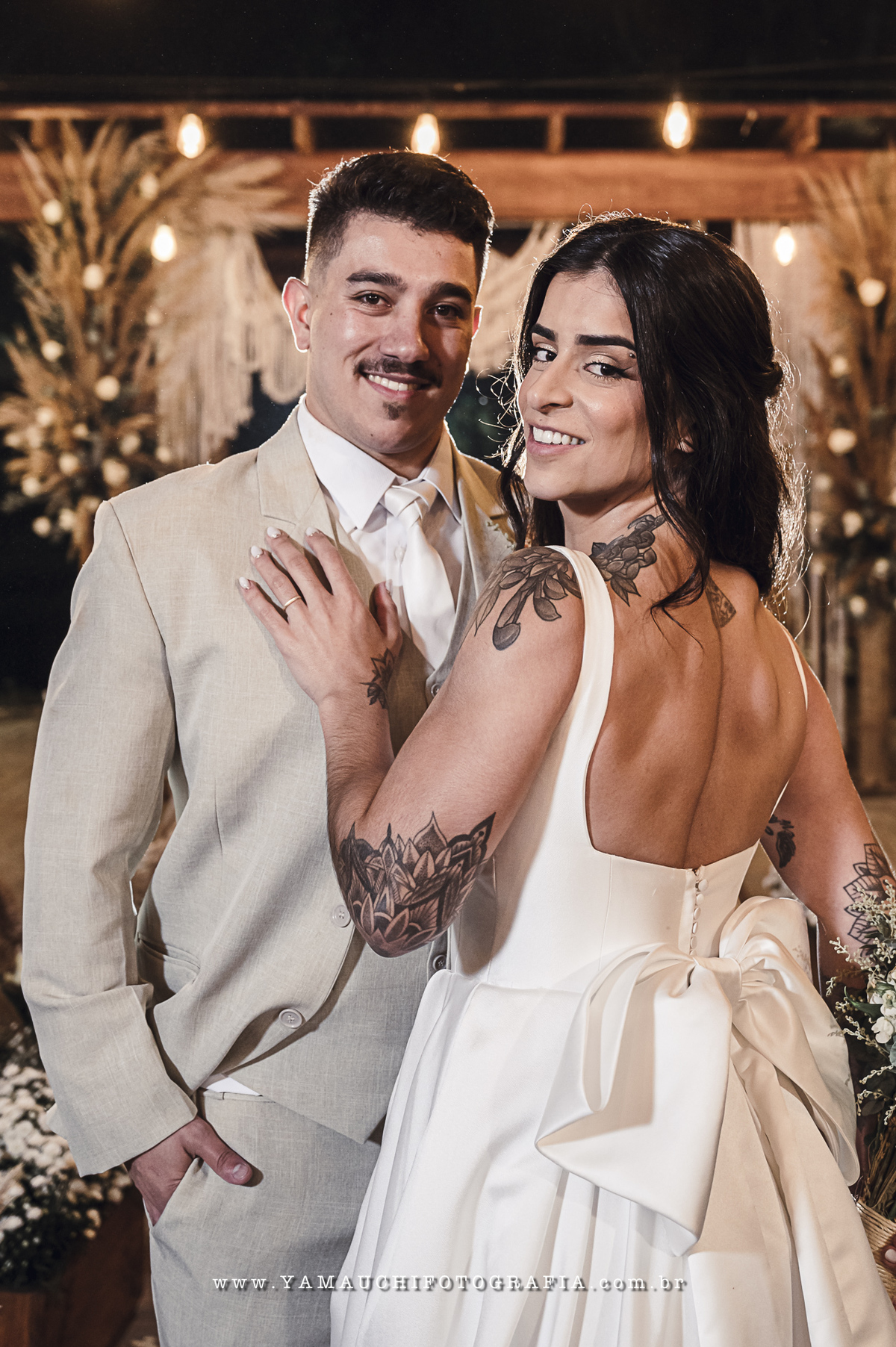 Retrato dos noivos no casamento no campo